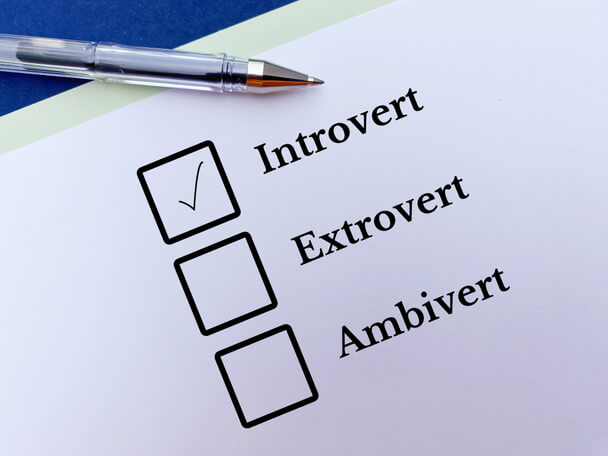 Mit jelent az introvertált?