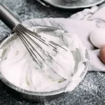 Mit kell a tojásfehérjéhez adni hogy ne essen össze?