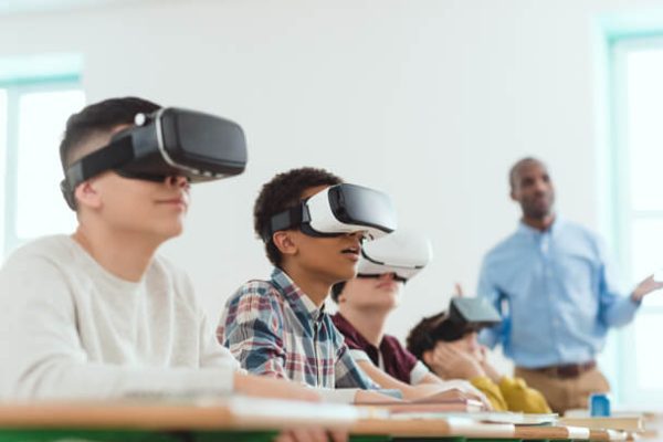 Mi a különbség a VR és AR között? Mi a különbség a VR és AR között?