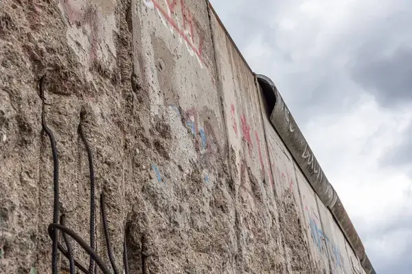 Mikor történt a berlini fal leomlása?