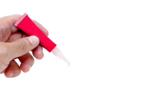Pillanatragasztó eltávolítása: Hatékony módszerek és tippek Pillanatragasztó eltávolítása: Hatékony módszerek és tippek