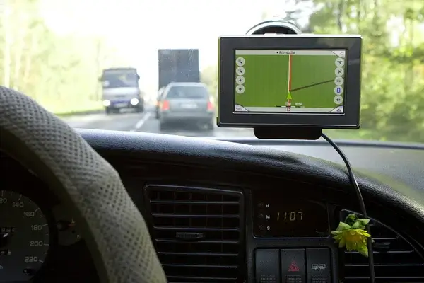 Hogyan válasszunk autós GPS készüléket megbízható navigációhoz?