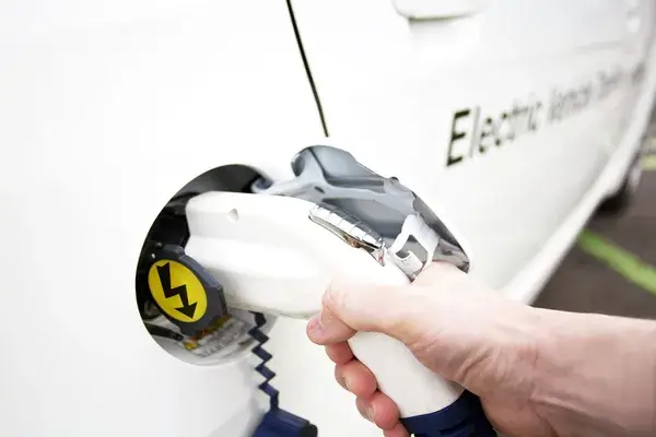 Hogyan válasszunk elektromos autót környezetbarát vezetéshez?