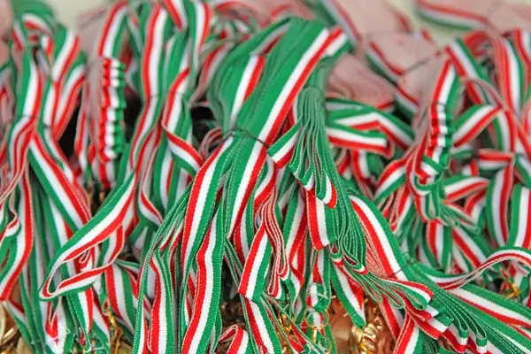 Milyen oldalra kell tűzni a kokárdát március 15-én?