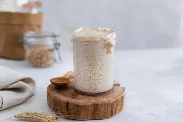 Mennyi kovász kell 1 kg liszthez?