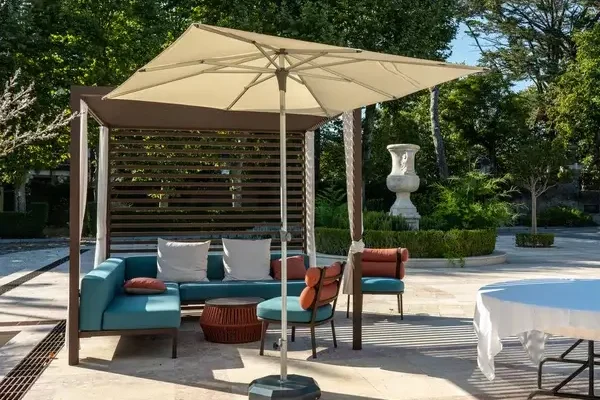 Hogyan válasszunk kültéri napernyőt a kertbe vagy teraszra? Hogyan válasszunk kültéri napernyőt a kertbe vagy teraszra?