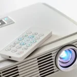 Hogyan válasszunk otthoni projektort moziélményhez?