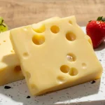Az ementáli sajt lyukainak titka: hogyan és miért keletkeznek?