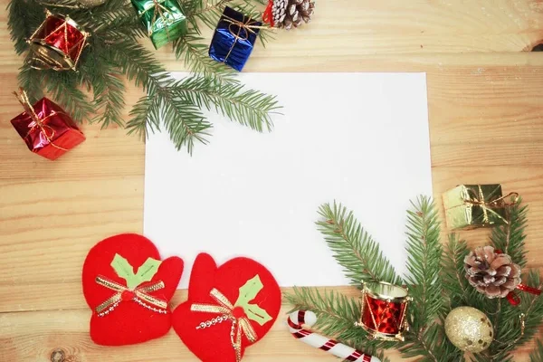 Hogyan kell karácsonyi üdvözlőkártyát készíteni otthon?