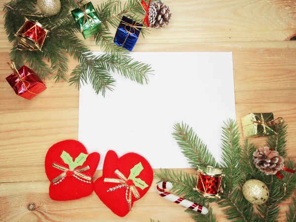 Hogyan kell karácsonyi üdvözlőkártyát készíteni otthon?