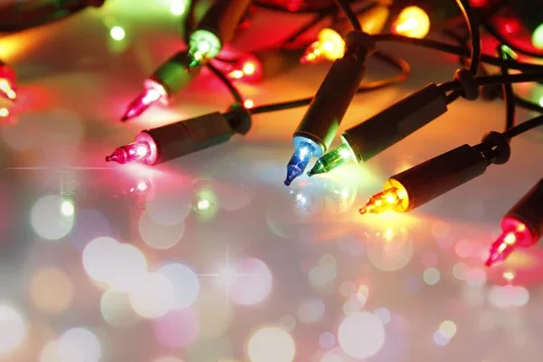 Hogyan kell biztonságosan használni az ünnepi fényeket?