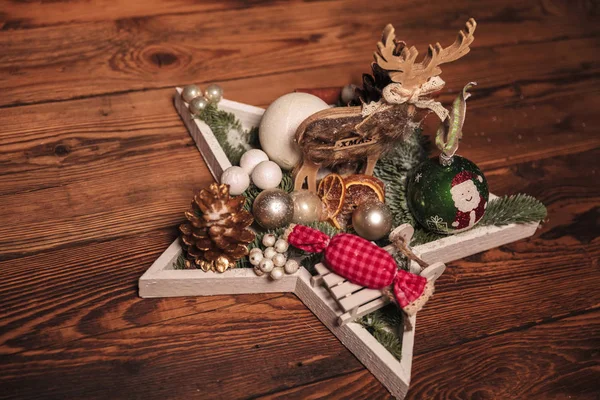 Hogyan kell saját készítésű karácsonyi díszeket alkotni?