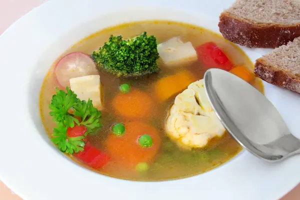 Friss zöldségekből készült leves, brokkolival, répával és petrezselyemmel.