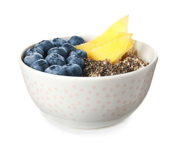 Egy tálban áfonya, chia mag és ananász található, egészséges desszertként.