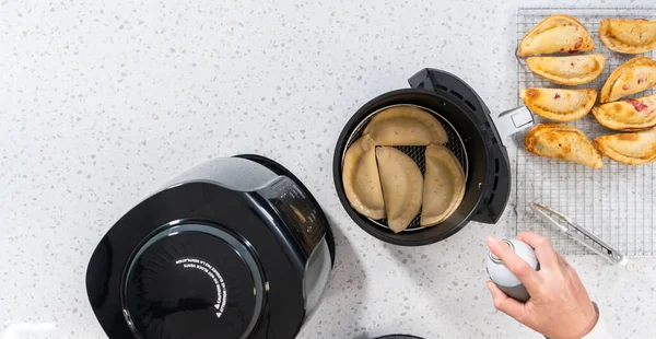 Airfryerben sült édes empanadák, készülődés közben, ropogósan.