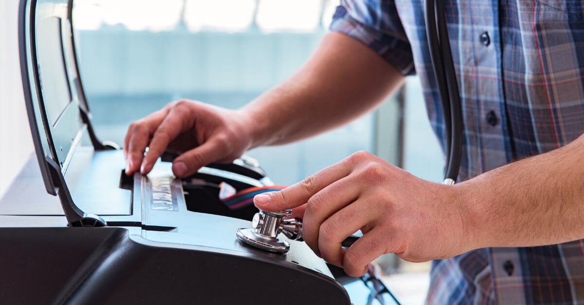 Egy férfi nyomtatót ellenőriz, a karbantartás során a hibák megoldására összpontosít.