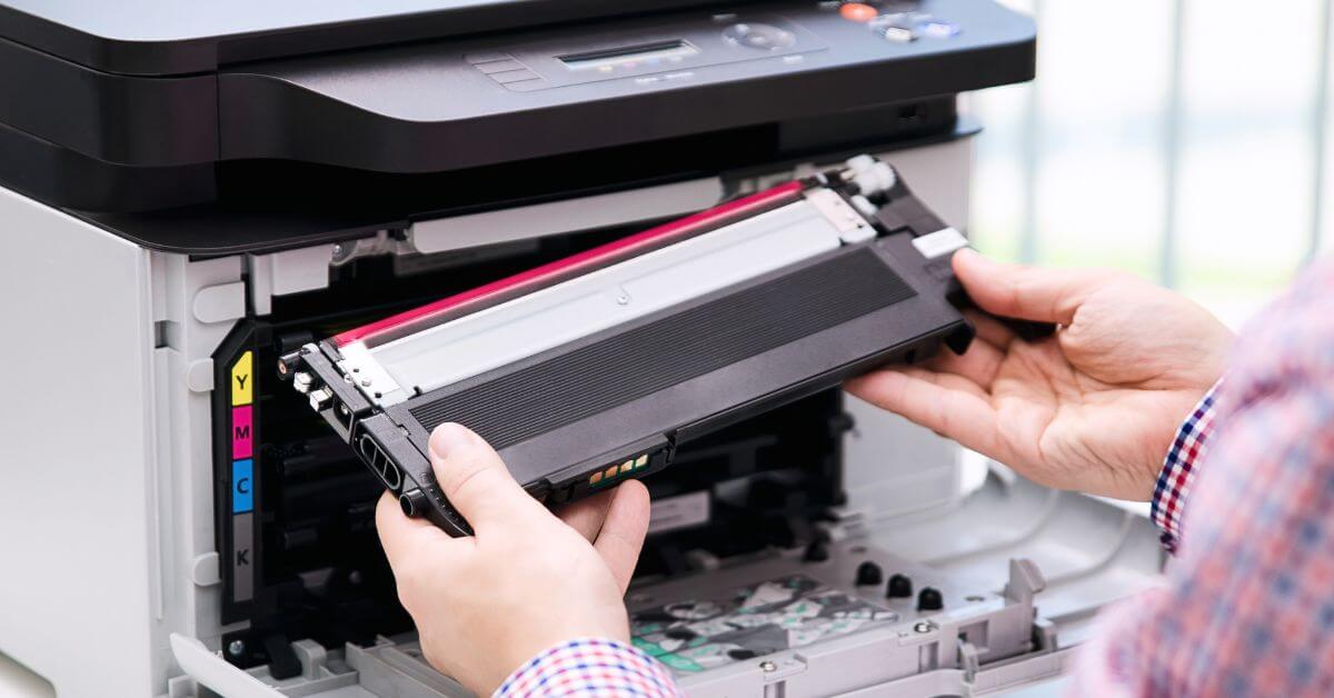 Nyomtató patron cseréje, a felhasználó éppen új patront helyez be.